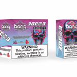 El paquete de vapeo desechable Bang 30K Pro presenta una colorida calavera ilustrada, una gran etiqueta de advertencia sobre la nicotina y sabores enumerados como arándano, cereza, arándano y sandía.