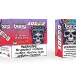 Embalaje y dispositivo de vapeo desechable para Bang 30K PRO en sabor Grape Ice Cherry Cola, que presenta una colorida calavera con llamas, marca del producto y una etiqueta de advertencia de adicción a la nicotina.