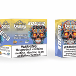 Envase y dispositivo de vapeo desechables Bang para el sabor 'Mixed Fruit Blueberry Ice' que presenta un gráfico colorido y ardiente de una calavera y una prominente etiqueta de advertencia de adicción a la nicotina.