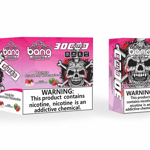 Envase y dispositivo de vapeo Bang desechable 30K PRO, que presenta un gráfico de calavera y tibias cruzadas con detalles en rosa, detalles del producto, sabores de helado de durazno y sandía de fresa, y una etiqueta prominente de advertencia de adicción a la nicotina.