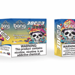 Embalaje colorido y dispositivo de vapeo para Bang Desechable 30K PRO con un diseño de calavera y hongo, etiquetado como 'Pineapple Ice Blue Fusion' y con un texto de advertencia de nicotina prominente.