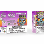 El paquete de productos de vapeo desechables Bang presenta una gran calavera ilustrada con una corona colorida y derretida y un fondo vibrante, que muestra sabores como Purple Rain, Strawberry Raspberry y Cherry Ice, junto con una destacada etiqueta de advertencia de nicotina.