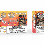 Envase y dispositivo de vapeo desechables Bang que presentan una llamativa obra de arte de una calavera con llamas y gafas, una etiqueta con el sabor "Red Bull Strawberry Mango" y una destacada advertencia de adicción a la nicotina.