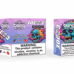 Envase y dispositivo de vapeo desechable Bang que presenta una ilustración de una calavera en llamas azules, un fondo degradado de color púrpura y rosa vibrante y etiquetas de sabores para Sakura Grape y Strawberry Lychee, con una destacada etiqueta de advertencia de adicción a la nicotina.