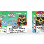 Envase y dispositivo de vapeo desechables Bang que presentan una calavera verde en llamas, un tema de Halloween y una etiqueta con sabor a frambuesa, arándano y manzana agria con una advertencia de nicotina.