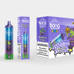 Un producto de vapeo desechable colorido y un empaque para "Bang Blaze" en sabor Blueberry Grape, que presenta una ilustración de un duende con temática de Halloween y una etiqueta de "2000 caladas", con una advertencia de nicotina.