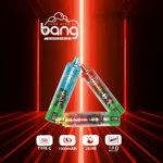 Tres coloridos dispositivos de vapeo desechables dispuestos en forma triangular, con un fondo rojo neón y líneas brillantes, con la marca "bang", personajes de dibujos animados y detalles del producto como carga tipo C, batería de 1000 mAh, capacidad de 26 ml y bobina de malla 1.0Ω.