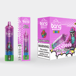 Un empaque colorido y una exhibición de producto para un vaporizador desechable titulado "Bang Blaze", con un sabor a bayas mixtas. El vaporizador tiene un diseño rosa y morado con un personaje de esqueleto con una sudadera con capucha y el paquete incluye una advertencia sobre la nicotina.