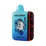 Un appareil de vape coloré nommé " GAZZBAR " en bleu dégradé, mettant en vedette un personnage d'astronaute caricatural tenant une glace, étiqueté " BLUE RAZZ ICE " sur le devant. Le côté montre des indicateurs LED et des boutons.