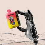 Une main robotique tenant un appareil de vape coloré étiqueté " GAZZBAR Strawberry Mango " avec un graphique de monstre dégoulinant, éclaboussant de l'eau.