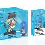 Ein blaues E-Zigarettengerät mit der Aufschrift "Blueberry Raspberry" und einer Cartoon-Affenfigur mit Sonnenbrille und Mütze neben der Verpackung, auf der verschiedene Produktdetails und eine Warnung vor Nikotin zu finden sind.