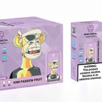Ein Vape Pen und seine Verpackung mit einer Cartoon-Affenfigur mit Sonnenbrille auf violettem Hintergrund, der Aufschrift "Kiwi Passion Fruit", mit Indikatoren für Öl- und Leistungsniveau und einem Warnhinweis zu Nikotin.