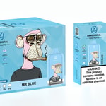 Eine blaue Verpackung für ein Einweg-Vape-Produkt namens "Mr. Blue" mit einem Cartoon-Affen, der eine Brille trägt und raucht. In der Box werden Informationen zum Produkt angezeigt, darunter Funktionen wie "15.000 Züge", "Ölanzeige" und "Leistungsanzeige" sowie eine Warnung vor Nikotin. Neben der Schachtel ist ein durchsichtiges Verdampfergerät abgebildet, ebenfalls mit der Aufschrift "Mr. Blue" und einer digitalen Anzeige.