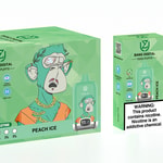 Eine grüne Verpackung und ein E-Zigaretten-Gerät mit der Aufschrift "Bang Digital Peach Ice" mit einem Cartoon-Affen mit Brille und Kette sowie einem Warnhinweis zu Nikotin.
