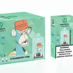 Eine grüne Schachtel und ein Einweg-Vape-Gerät mit der Aufschrift "Bang Digital" mit einer Cartoon-Affenillustration mit roter Kappe, beide mit "Strawberry Kiwi"-Geschmack und Details zum Nikotingehalt und zu den Eigenschaften. Auf der Schachtel befindet sich ein Warnhinweis, dass Nikotin eine süchtig machende Chemikalie ist.