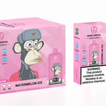 Eine rosa Schachtel mit einem Cartoon-Affen mit Mütze und der Aufschrift "BANG DIGITAL 15000 PUFFS WATERMELON ICE" sowie einem illustrierten Vape-Gerät in passender rosa Farbe. Die Box enthält Symbole, die auf Funktionen wie Öl- und Stromanzeige hinweisen, und weist deutlich sichtbar eine Warnung zum Nikotingehalt auf.