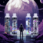 Osoba w skafandrze kosmicznym stoi na skalistej powierzchni i patrzy na cztery produkty vape oznaczone "CRYSTAL PRO MAX 10000" w kolorowym kosmicznym krajobrazie z dużą planetą w tle.