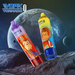 Dos coloridos bolígrafos desechables con ilustraciones de monos sobre un fondo de temática cósmica, con la etiqueta "VOPK Tornado 15000"."