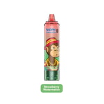 Un vaporizador desechable VOPK Tornado rojo con un mono de dibujos animados con un sombrero rojo y una cadena dorada, etiquetado con el sabor Fresa y Sandía.