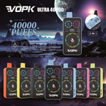 Una pantalla vibrante que muestra una gama de coloridos dispositivos de vapeo con la etiqueta "VOPK ULTRA 40000", con un fondo de ciencia ficción con planetas y estrellas. Los dispositivos cuentan con una pantalla digital, funciones destacadas como "40000 PUFFS" y "2 EN 1" y varias opciones de color que incluyen rojo, amarillo, verde, azul y negro.