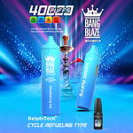 Werbebild für Bang Blaze Shisha, das zwei blaue Einweg-Vaporizer mit der Aufschrift 'Blueberry Ice', eine Wasserpfeife, eine Flasche E-Liquid und einen Text mit der Hervorhebung von 40.000 Zügen, wiederaufladbaren Typ-C, 1000-mAh-Akku, 40-ml-Kapazität und Mesh-Spule zeigt.