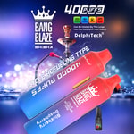 Bunte Bang Blaze Shisha-Vape-Geräte mit Markenlogo, einer Wasserpfeife, Symbolen, die auf Funktionen wie 40.000 Züge und Nachfülltyp hinweisen, Erwähnung des Blaubeergeschmacks und einer kleinen Vape-Saftflasche, alles vor einem blauen Bokeh-Hintergrund.