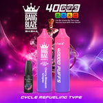 Bang Blaze Shisha Cherry Blossom Grapes Vape-Geräte und E-Liquid-Flasche auf einem leuchtend rosa und violetten Hintergrund mit einer Wasserpfeife, die 4000 Züge und Funktionen zum Auftanken des Zyklus hervorhebt.