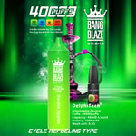 Werbebild für BANG BLAZE SHISHA mit einem hellgrünen Einweg-Vaporizer von Double Apples, einer Nachfüllflasche, einer Wasserpfeife im Hintergrund und Produktdetails mit Hervorhebung von 40.000 Zügen, 40 ml E-Liquid, 1000-mAh-Akku und Zyklusbetankung.