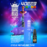 Bang Blaze Shisha-Vape-Gerät und E-Liquid-Flasche mit gemischtem Fruchtgeschmack, umgeben von leuchtenden blauen und rosa Lichteffekten, einer Shisha-Silhouette und Produktdetails, die 40.000 Züge, 40 ml E-Liquid-Kapazität, 1000-mAh-Akku und Zyklus-Nachfüllfunktion hervorheben.