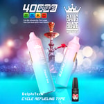Werbebild für die Bang Blaze Shisha mit zwei pastellfarbenen E-Zigaretten mit der Aufschrift 'Peach Ice', einer Nachfüllflasche, einer Wasserpfeife im Hintergrund und Produktdetails wie 40.000 Züge und Zyklus-Nachfülltyp.