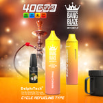 Werbebild für Bang Blaze Shisha mit gelben und orangefarbenen E-Zigaretten mit der Aufschrift 'Cycle Refueling Type' und 40.000 Zügen, einer Pina Colada E-Liquid-Flasche, einer traditionellen Wasserpfeife und verschiedenen Produktspezifikationen auf einem warmen, rauchigen Hintergrund.