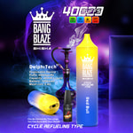 Werbung für Bang Blaze Shisha mit einem großen gelb-blauen Einweg-Vaporizer mit der Aufschrift 'Red Bull', einer Wasserpfeife im Hintergrund, einer E-Liquid-Flasche und Produktspezifikationen wie 40.000 Zügen, 40 ml E-Liquid-Kapazität, 1000-mAh-Akku, 0.6Ω-Mesh-Spule und Zyklusbetankungstyp.