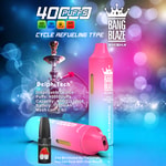 Werbung für das Einweg-Vape-Gerät Bang Blaze Shisha mit Vapes mit rosa und blauem Farbverlauf und der Aufschrift 'Strawberry Ice', Produktspezifikationen, einer Wasserpfeife als Kontext, einer E-Liquid-Flasche und Text, der 40.000 Züge und wichtige Funktionen vor einem farbenfrohen, abstrakten Hintergrund hervorhebt.