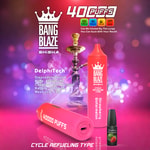 Werbebild für das Einweg-Vape-Gerät BANG BLAZE Shisha mit einem rosa Vape-Stift mit der Aufschrift '40000 PUFFS', einer Nachfüllflasche, einer Wasserpfeife im Hintergrund und Produktspezifikationen auf einem violetten und rosa Bokeh-Hintergrund.