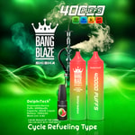 Werbung für das Bang Blaze Shisha-Vape-Gerät mit Wassermelonengeschmack, das zwei große Einweg-Vape-Pens, eine kleine Wassermelonen-E-Liquid-Flasche, eine Wasserpfeife, die Dampf ausstößt, und Produktdetails wie 40.000 Züge, 40 ml E-Liquid, 1000-mAh-Akku und Mesh-Coil-Spezifikationen auf einem grünen, rauchigen Hintergrund zeigt.