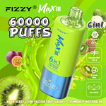 Image promotionnelle pour l'appareil de vape Fizzy Max III présentant un grand vape vert et bleu avec un texte mettant en évidence 60 000 bouffées, 6 saveurs en 1 (kiwi, fruit de la passion, goyave, mélange de baies, fraise, pastèque) et des fonctionnalités telles qu'un port de chargement de type C, une capacité d'e-liquide de 60 ml et un écran LED, sur un fond vibrant avec des images de fruits.