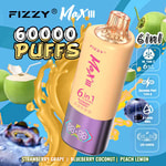 Image promotionnelle pour l'appareil de vape Fizzy Max III annonçant 60 000 bouffées, des saveurs 6 en 1, dont myrtille et noix de coco, et des fonctionnalités telles qu'un réservoir d'e-liquide de 60 ml, un chargement de type C et un écran LED, entouré de graphiques de fruits et d'éclaboussures de liquide.