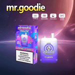 Dispositivo vape descartável Mr. Goodie Blue Razz e embalagem com design gradiente roxo e branco com especificações do produto e um aviso de nicotina exibido, contra um fundo futurista do espaço sideral.