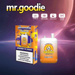 Imagem promocional do vape mr.goodie Strawberry Banana, apresentando o produto e embalagem com detalhes como 20.000 baforadas, bateria de 650mAh e etiqueta de advertência de nicotina, contra um fundo cósmico.