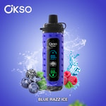 Um dispositivo vaping OKSO Shishai azul cercado por mirtilos, framboesas, amoras, cubos de gelo e salpicos de água em um fundo azul gradiente, com o texto 'BLUE RAZZ ICE' na parte inferior.