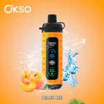 Dispositivo vape com sabor de pêssego da marca OKSO com display digital, cercado por cubos de gelo, respingos de água e pêssego fresco, rotulado como 'PEACH ICE' em um fundo laranja.