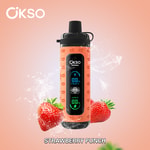 Dispositivo OKSO com display digital em design com tema de morango, cercado por morangos frescos e respingos de água, rotulado como 'Strawberry Punch'.'