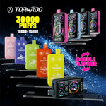 Diversos dispositivos vape coloridos da marca TORNADO exibindo 30.000 baforadas e sabor duplo, com gráficos de produtos e texto promocional em negrito em um fundo escuro dinâmico.