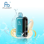 Blaues Fumot Tornado 2000-Vape-Gerät mit Digitalanzeige vor Bananenscheiben und Wasserspritzern, was an ein Thema mit Bananengeschmack und Frische erinnert.