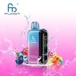 Blaues Fumot-Vape-Gerät mit einem digitalen Bildschirm, der inmitten von Spritzwasser angezeigt wird, umgeben von Blaubeeren, Himbeeren und bunten Süßigkeiten auf einem Hintergrund mit rosa Farbverlauf.