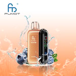 Elektronisches Vape-Gerät der Marke FUMOT mit Digitalanzeige, umgeben von spritzendem Wasser und frischen Blaubeeren auf einem orangefarbenen Hintergrund.