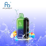 Grün-schwarzer FUMOT Tornado 20000 Einweg-Vaporizer mit Digitalanzeige, mit Wassertropfen bespritzt und von bunten Bonbonkugeln vor einem blauen Hintergrund mit Farbverlauf umgeben.