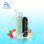 Elektronisches Verdampfergerät mit Digitalanzeige, Marke FUMOT, umgeben von spritzendem Wasser und verschiedenen Früchten, darunter Litschi und Melone, auf hellblauem Hintergrund.