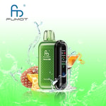 Grünes Einweg-Vape-Gerät Fumot Tornado 20000 mit Digitalanzeige, dargestellt mit Litschi, Orange und einem Cocktail, umgeben von spritzendem Wasser auf einem grünen Hintergrund mit Farbverlauf.