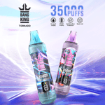 Zwei farbenfrohe Einweg-Vaporizer von Bang King Tornado mit Etiketten für 3500 Züge und den Geschmacksrichtungen 'Blue Razz Ice' und 'Love 66', dargestellt auf einem leuchtend violetten und blauen abstrakten Hintergrund mit Produktmerkmalen und Branding.